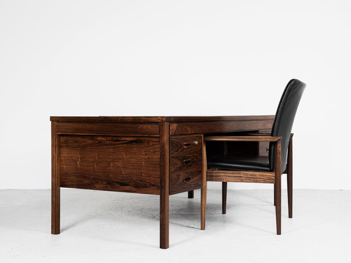 Executive desk in rosewood and leather by Søren Willadsen