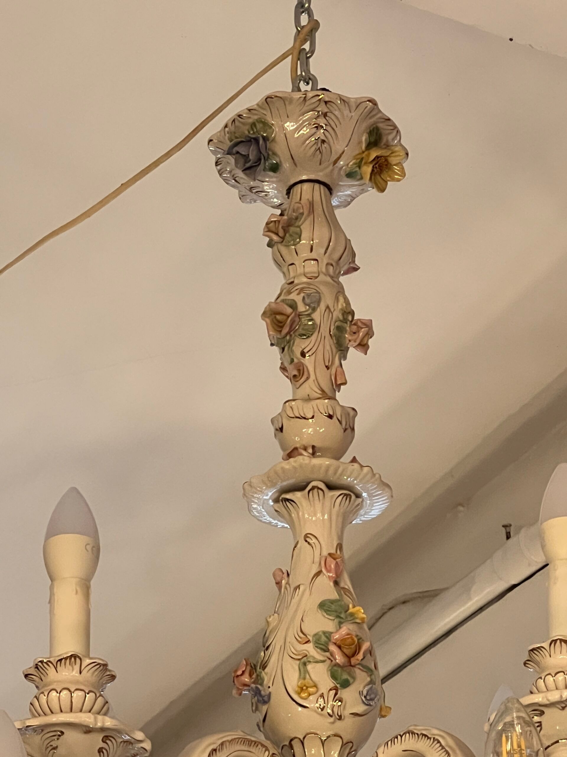 Large 19th century chandelier in Italian Capodimonte porcelain, floral decoration