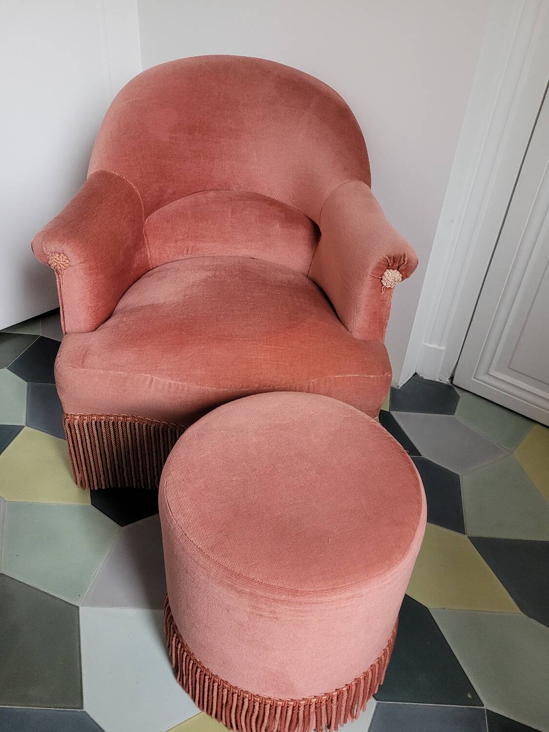 Pink velvet toad armchair with footrest