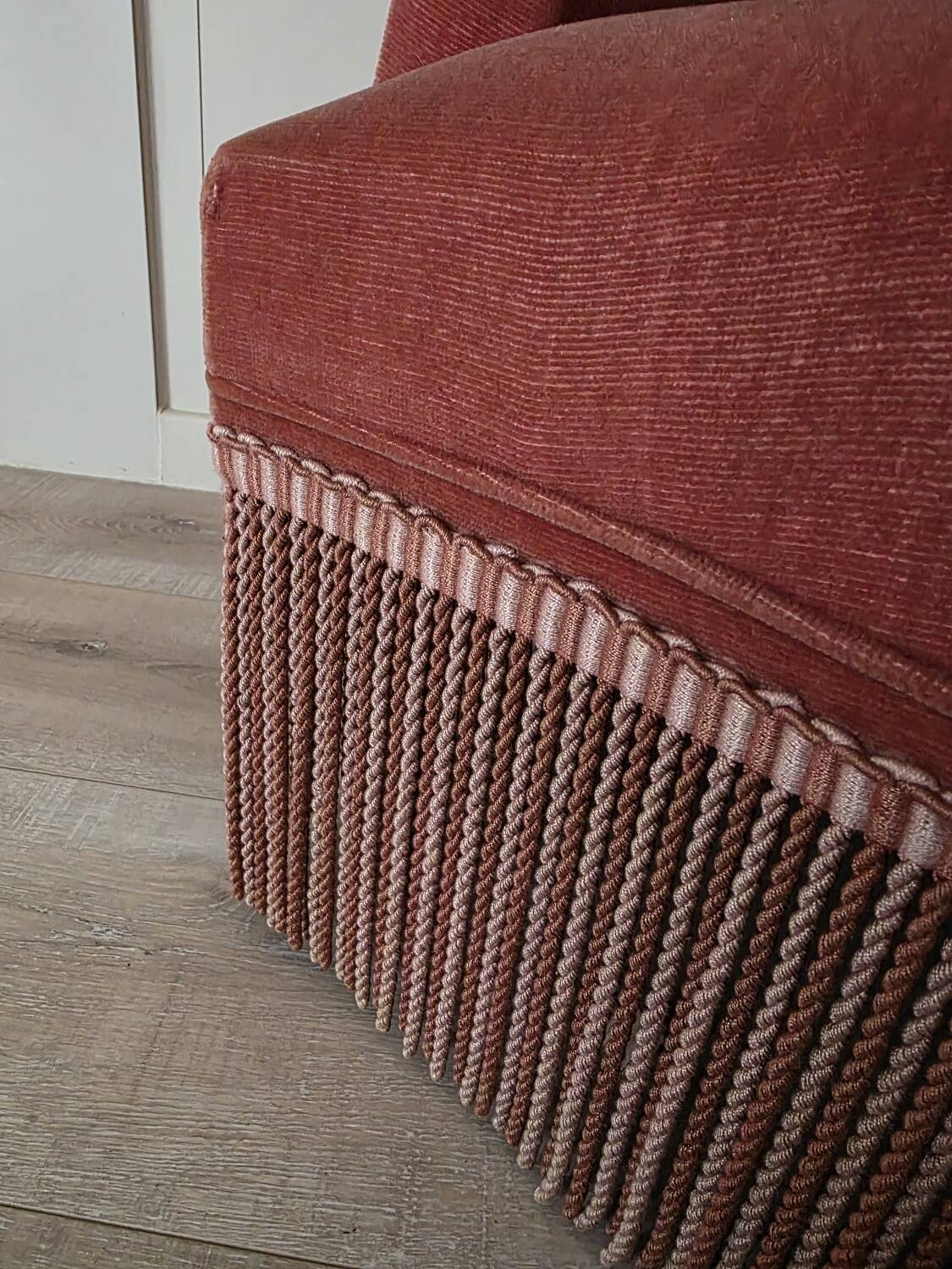 Fauteuil crapaud en velours vieux rose