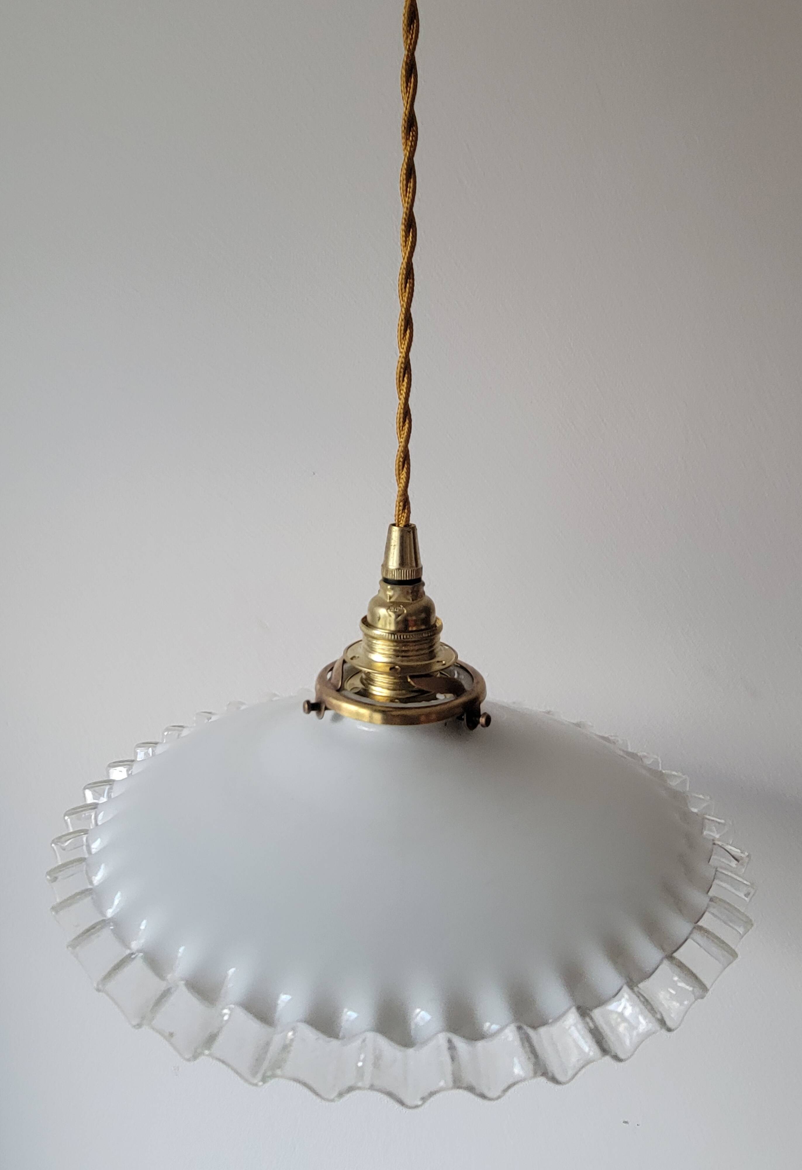 Pendant in serrated opaline