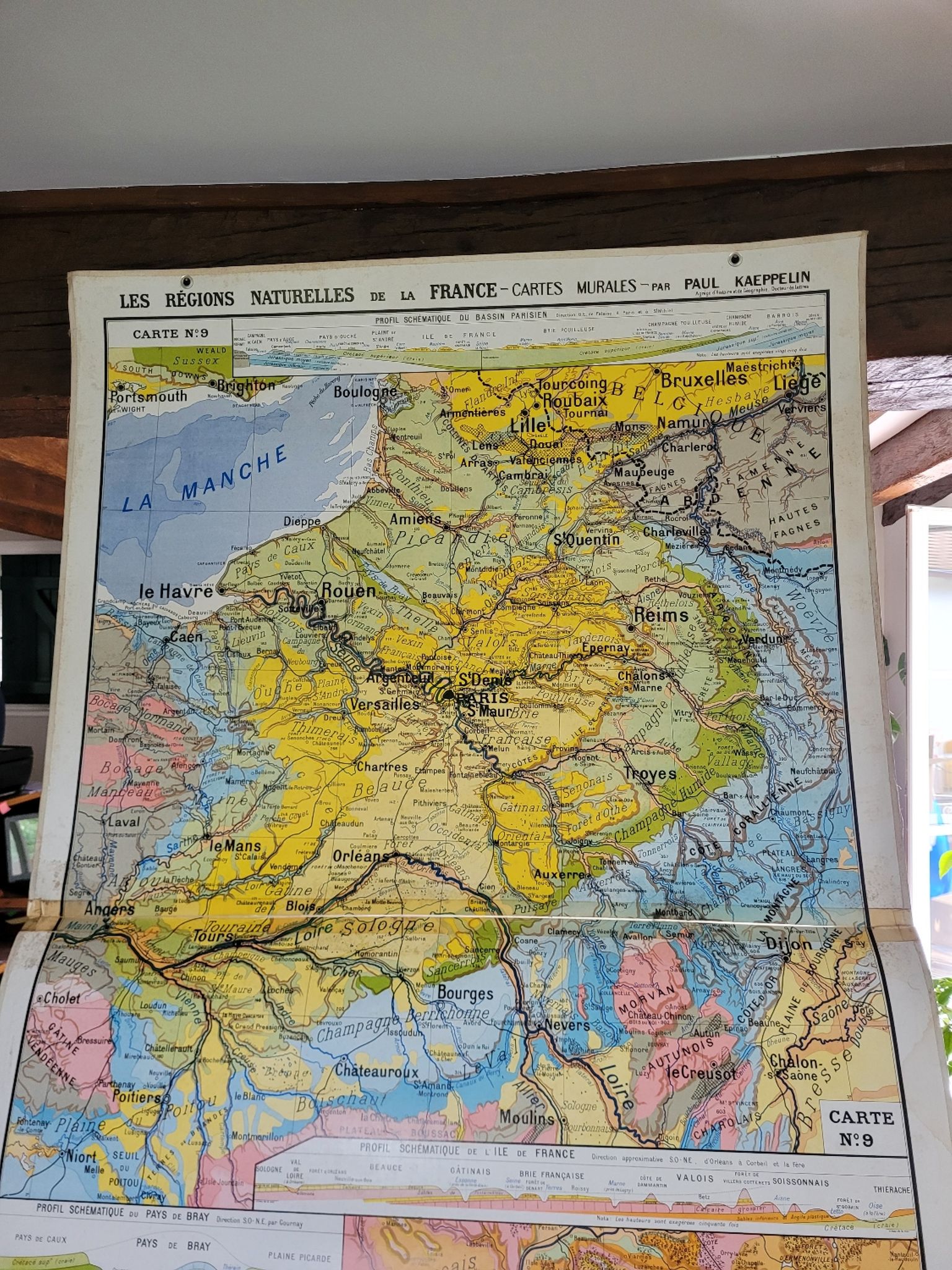 Geographical map of the natural regions of France.