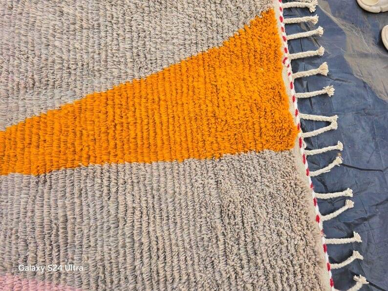 Traditional Moroccan handcrafted rug, size 200 x 300 cm