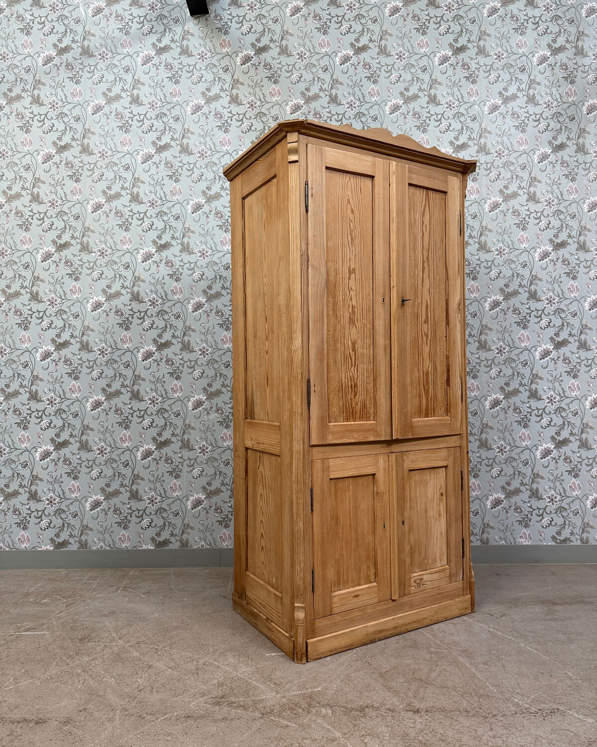 English four-door wardrobe (renovated)