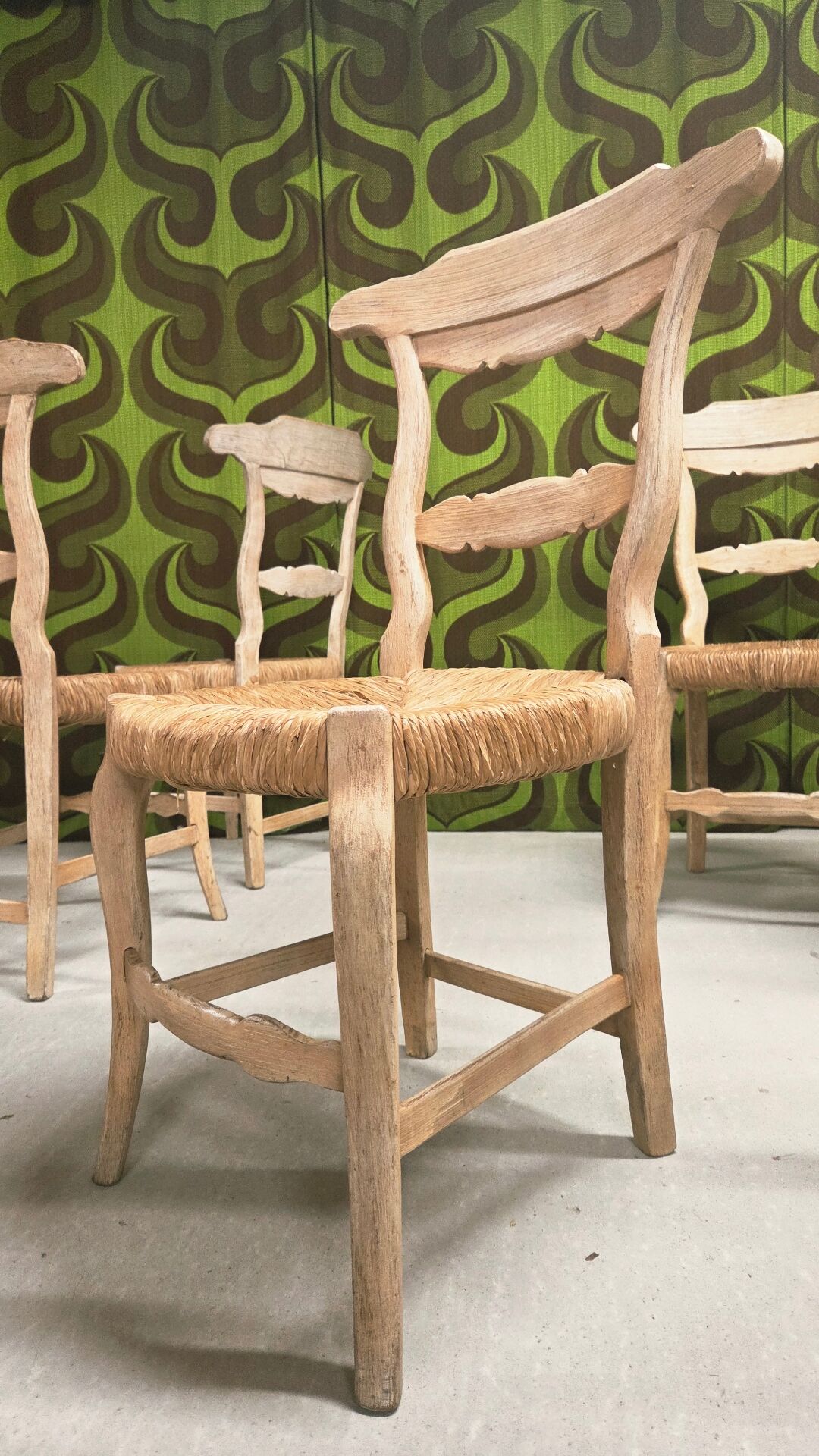 8 rustic oak chairs with patina, straw seating, 1950s.