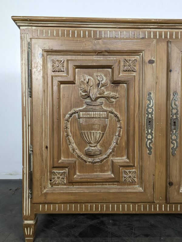 Buffet de style Directoire en pin césuré