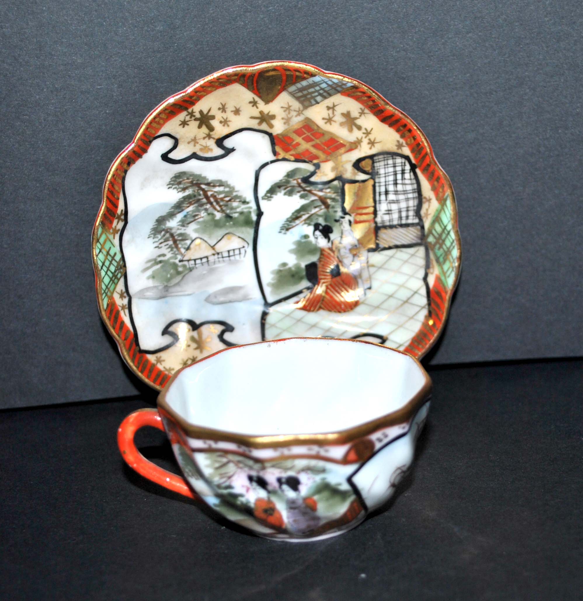 Polylobed Japanese porcelain cup - hand-painted geisha décor