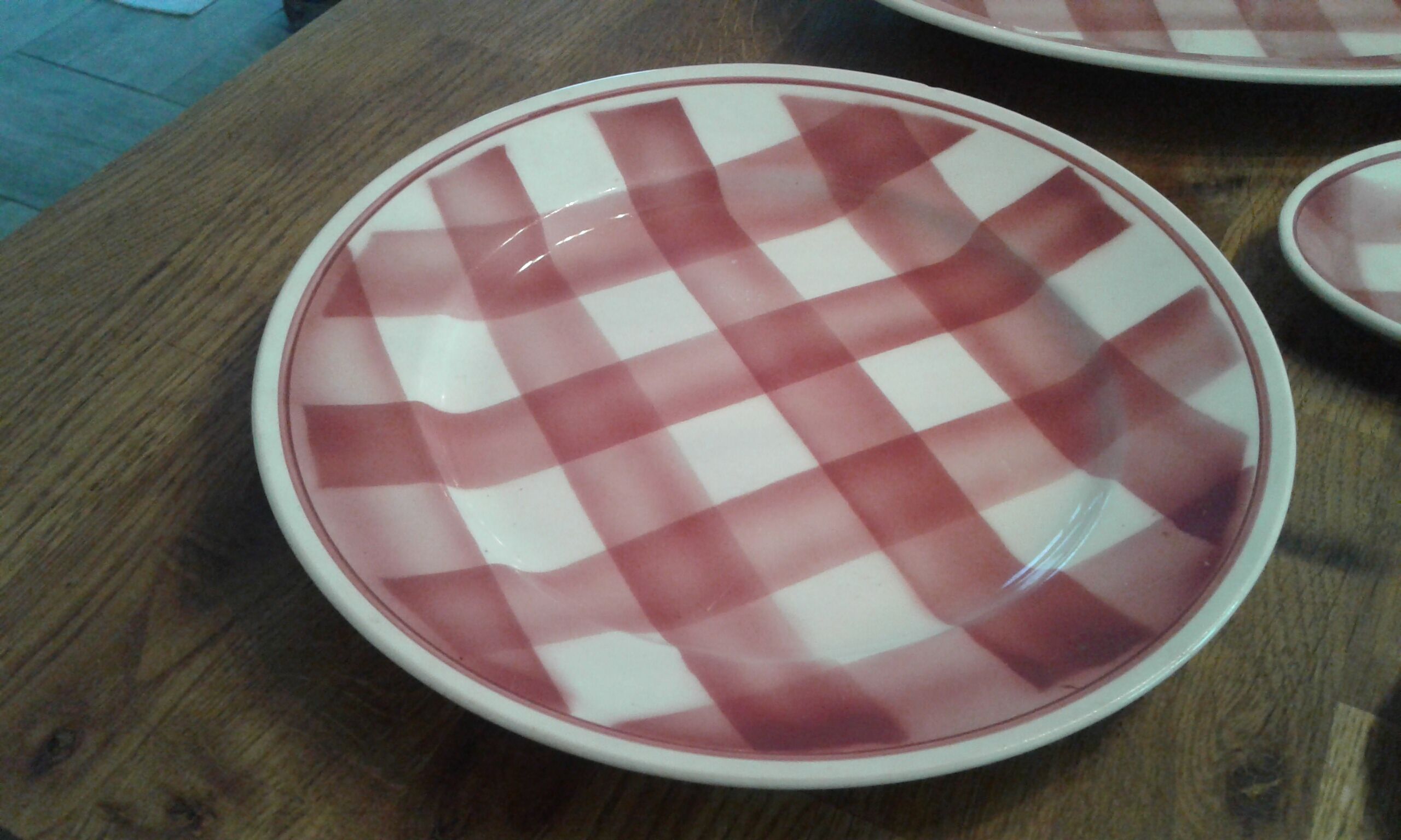 1 oval dish, 1 round dish, 2 raviers, 1 sausage