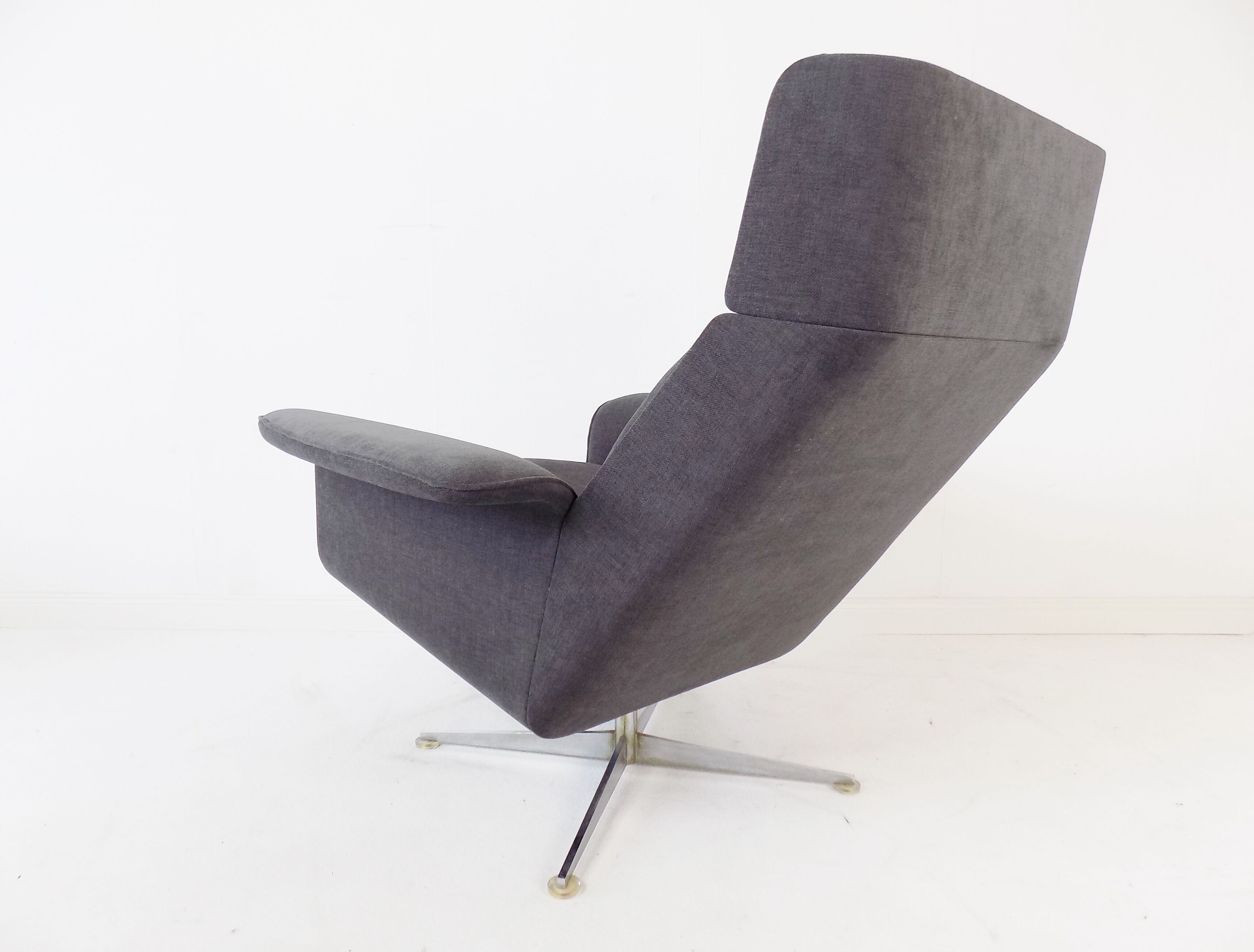 Fauteuil Kaufeld Siesta 62  grise avec pouf par Jacques Brule