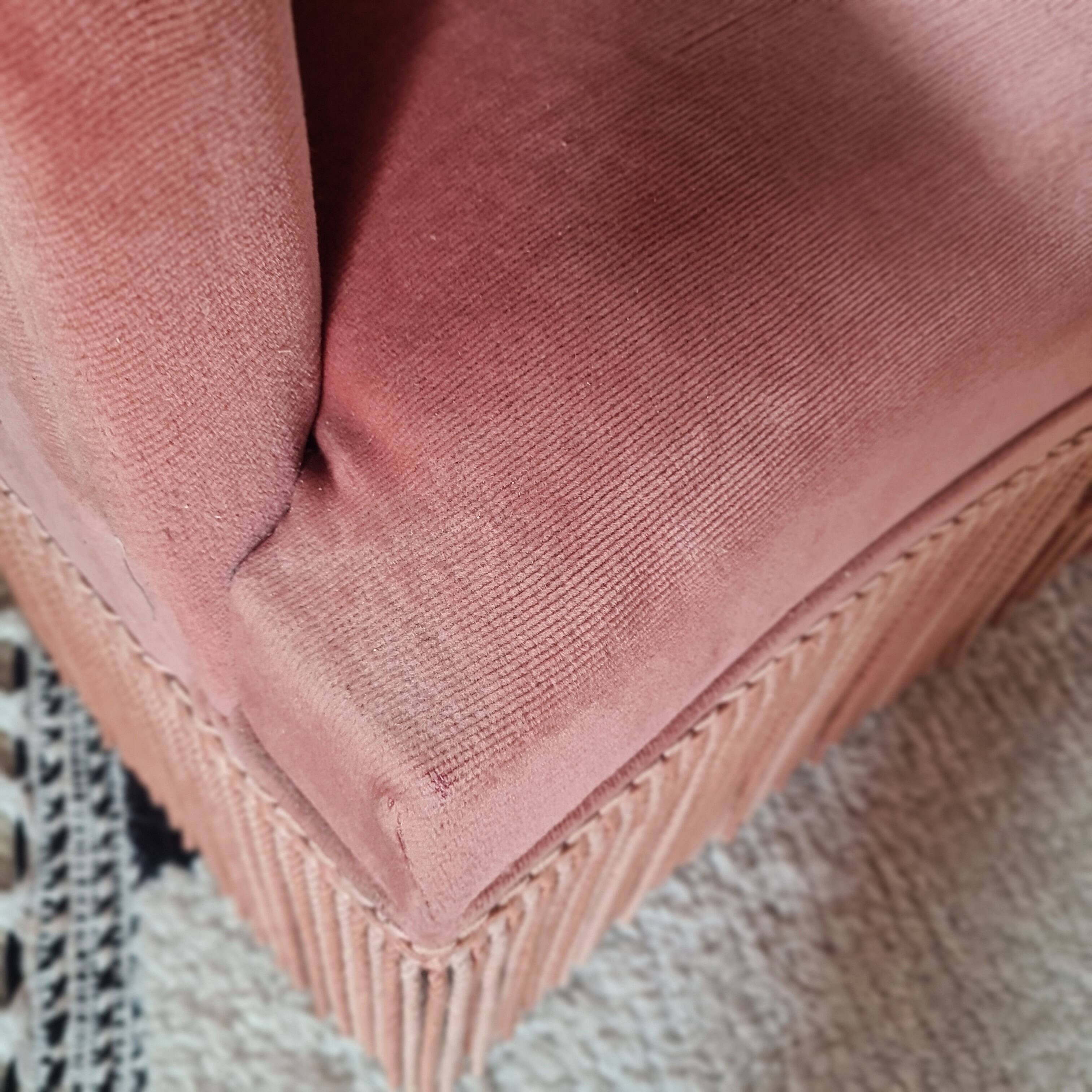 Banquette crapaud en velours rose avec franges