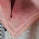 Banquette crapaud en velours rose avec franges
