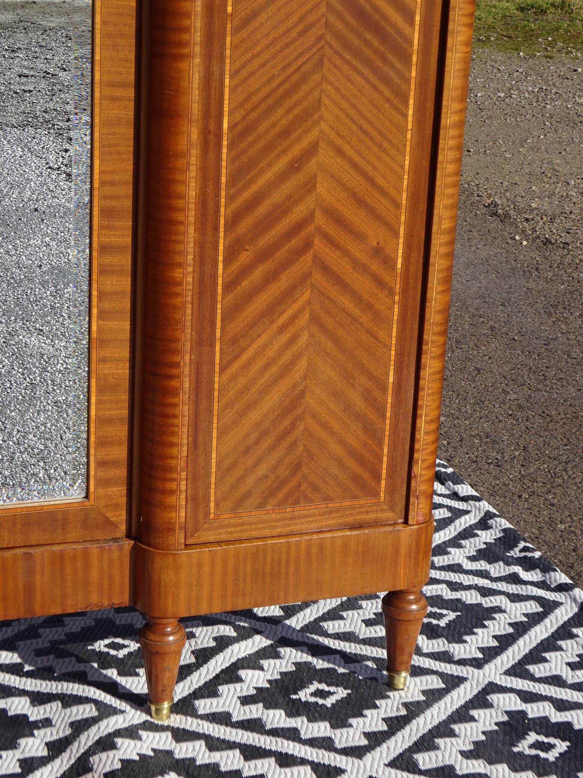 Armoire ancienne style Louis XVI avec bronzes et marqueterie de bois