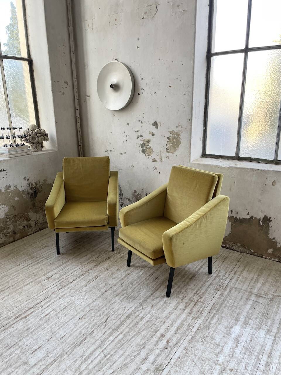 Paire de chauffeuses fauteuils vintage velours jaune