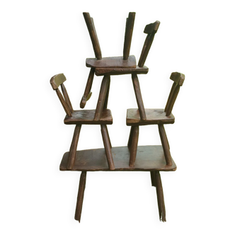 Quatre chaises et table basse brutaliste