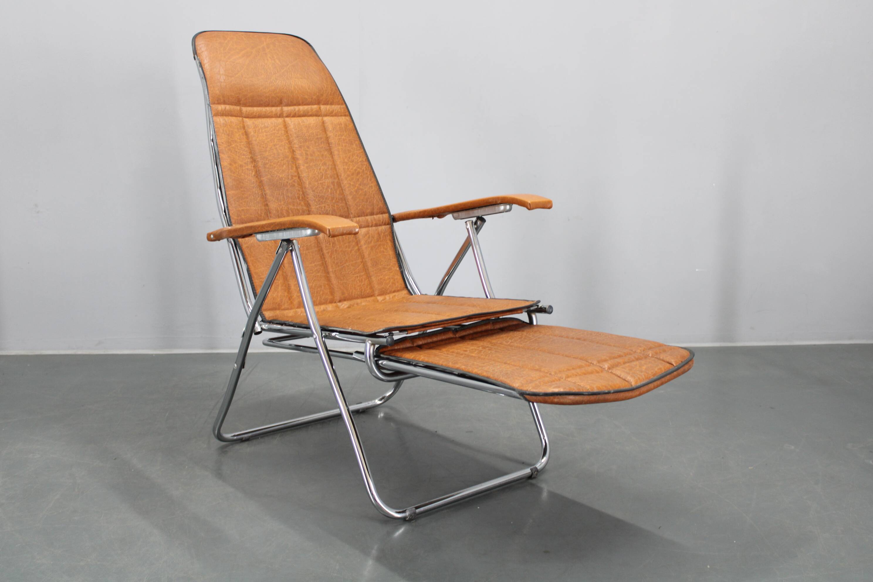 1970s Italian folding lounge chair with leatherette upholstery