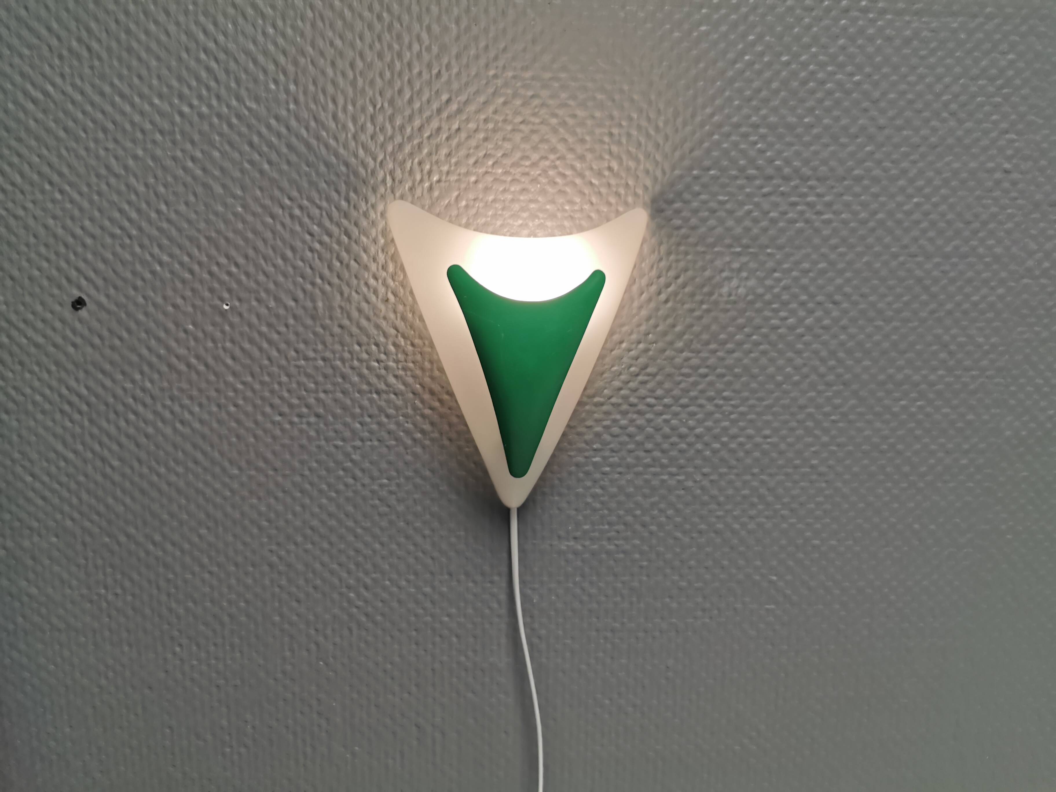 Beautiful and fun wall lamp, in hard pressed white plastic danish 1980s