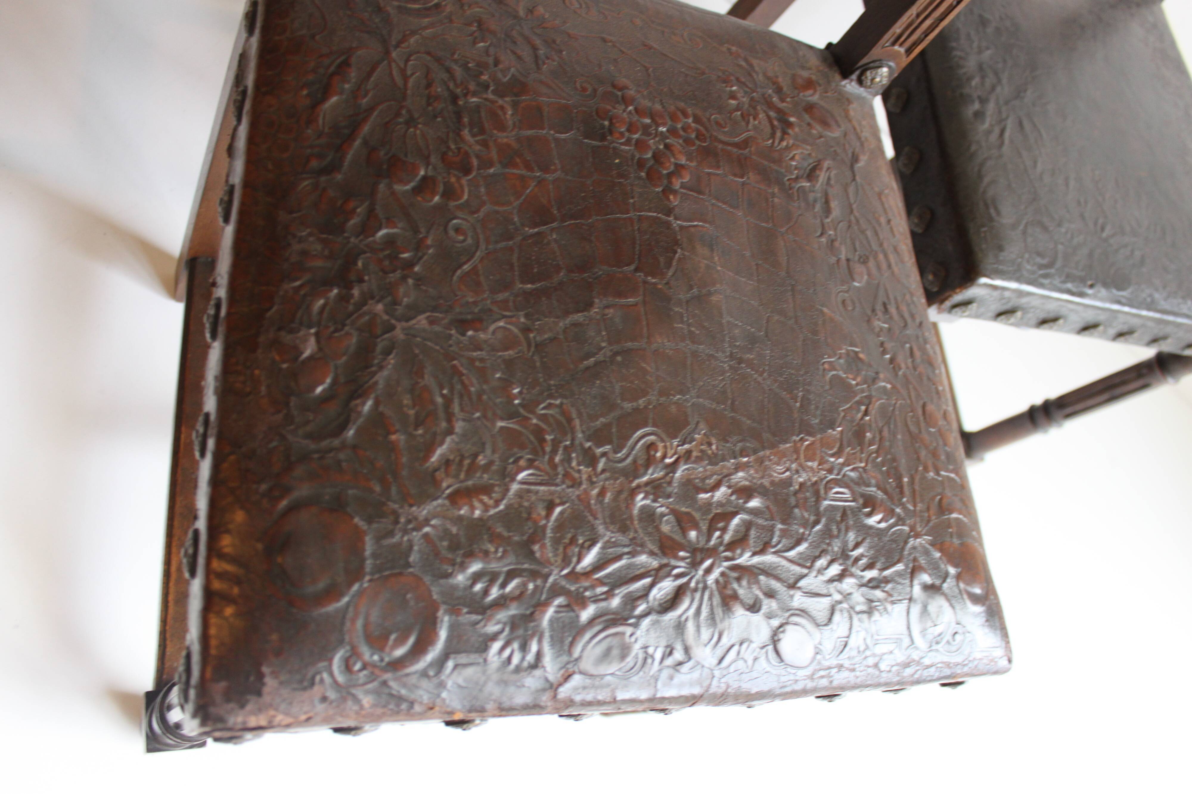 Ensemble de 3 chaises Renaissance en chêne et cuir gaufré, 19ème siècle, Belgique