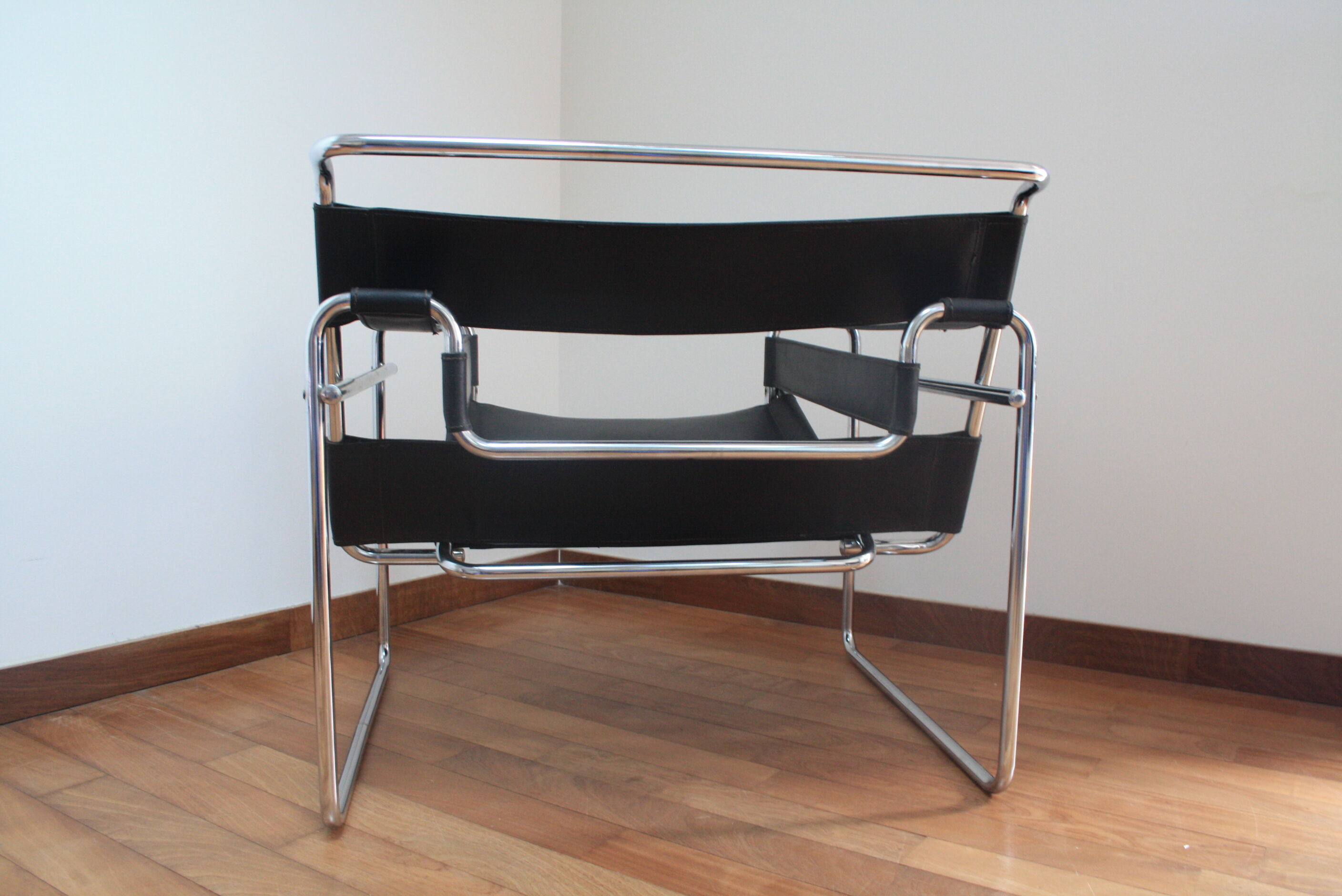 Paire de fauteuils B3 "Wassily" cuir design Marcel Breuer