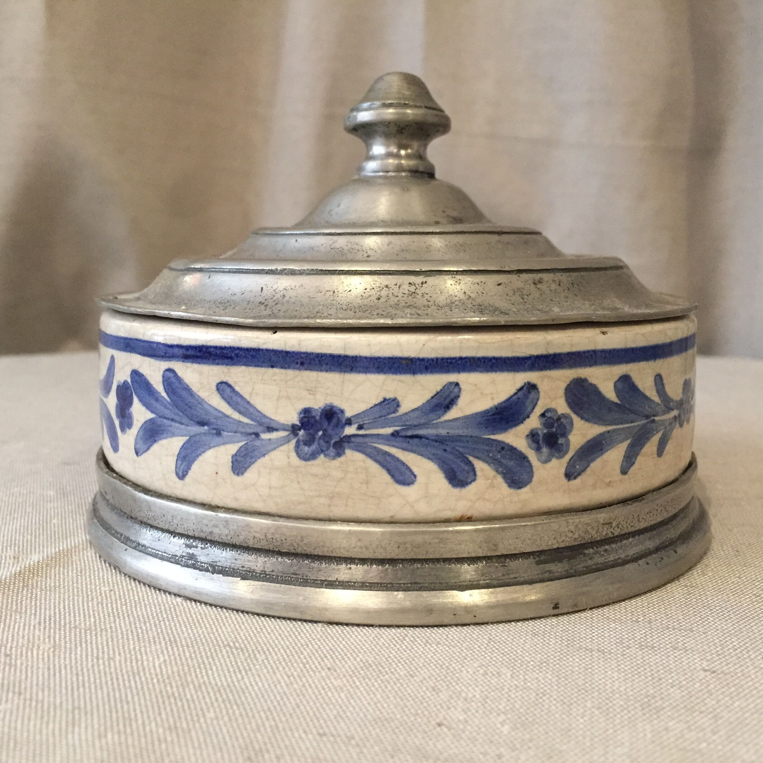 Tinter candy and very decorative porcelain