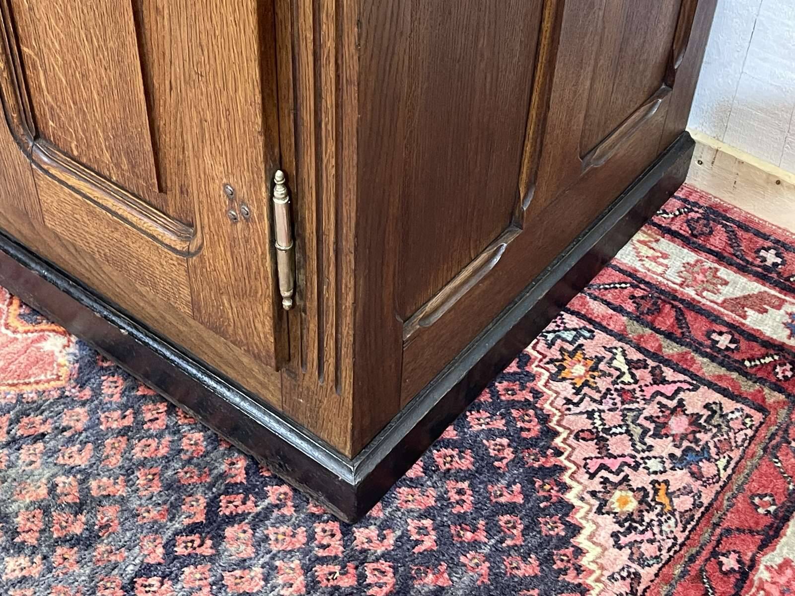 Glacière début XXème en chêne et dessus marbre