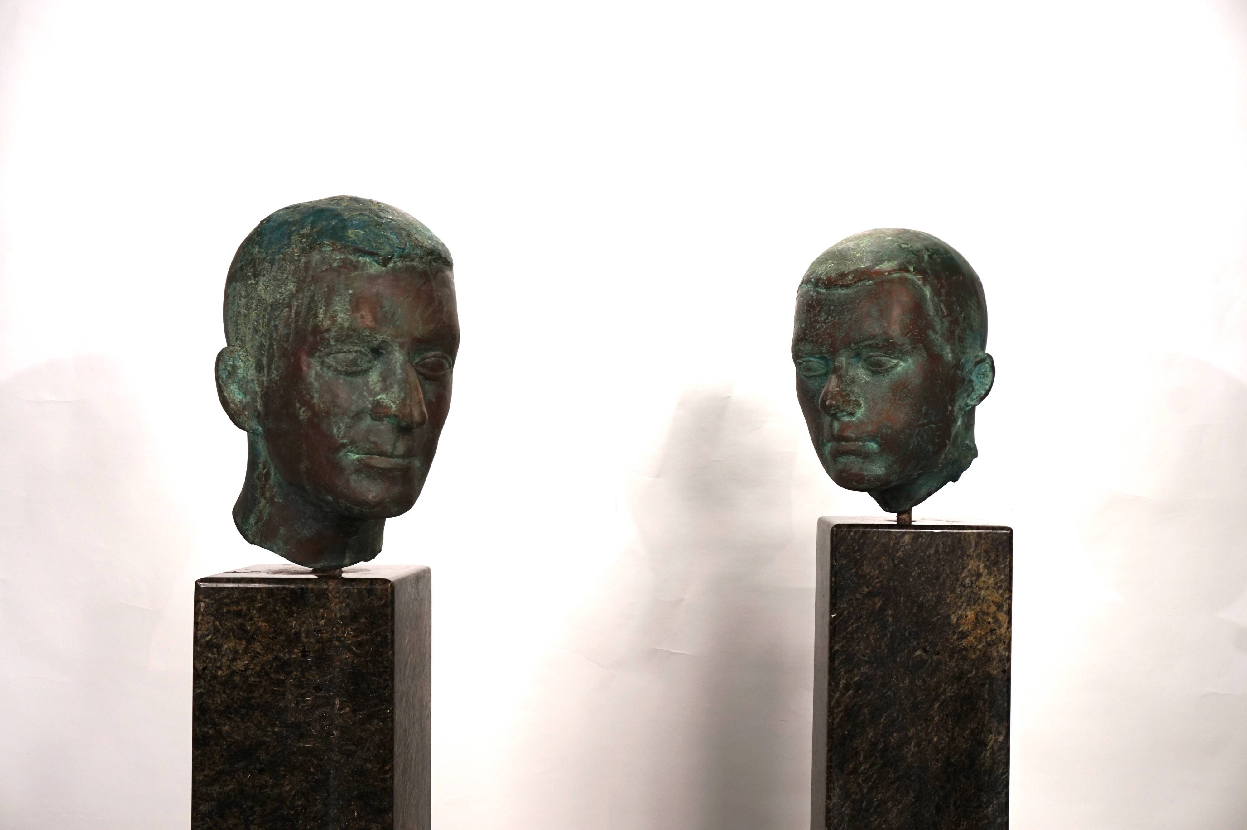 Ensemble de deux bustes en bronze sur stèles en granit par un élève de Georg Kolbe, 1925