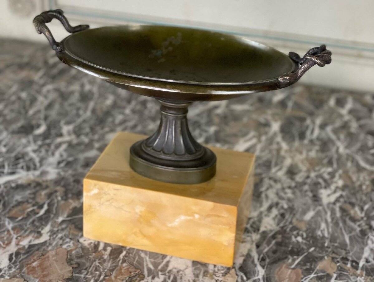 Bronze cup on a yellow Siena marble base, early 19th century.