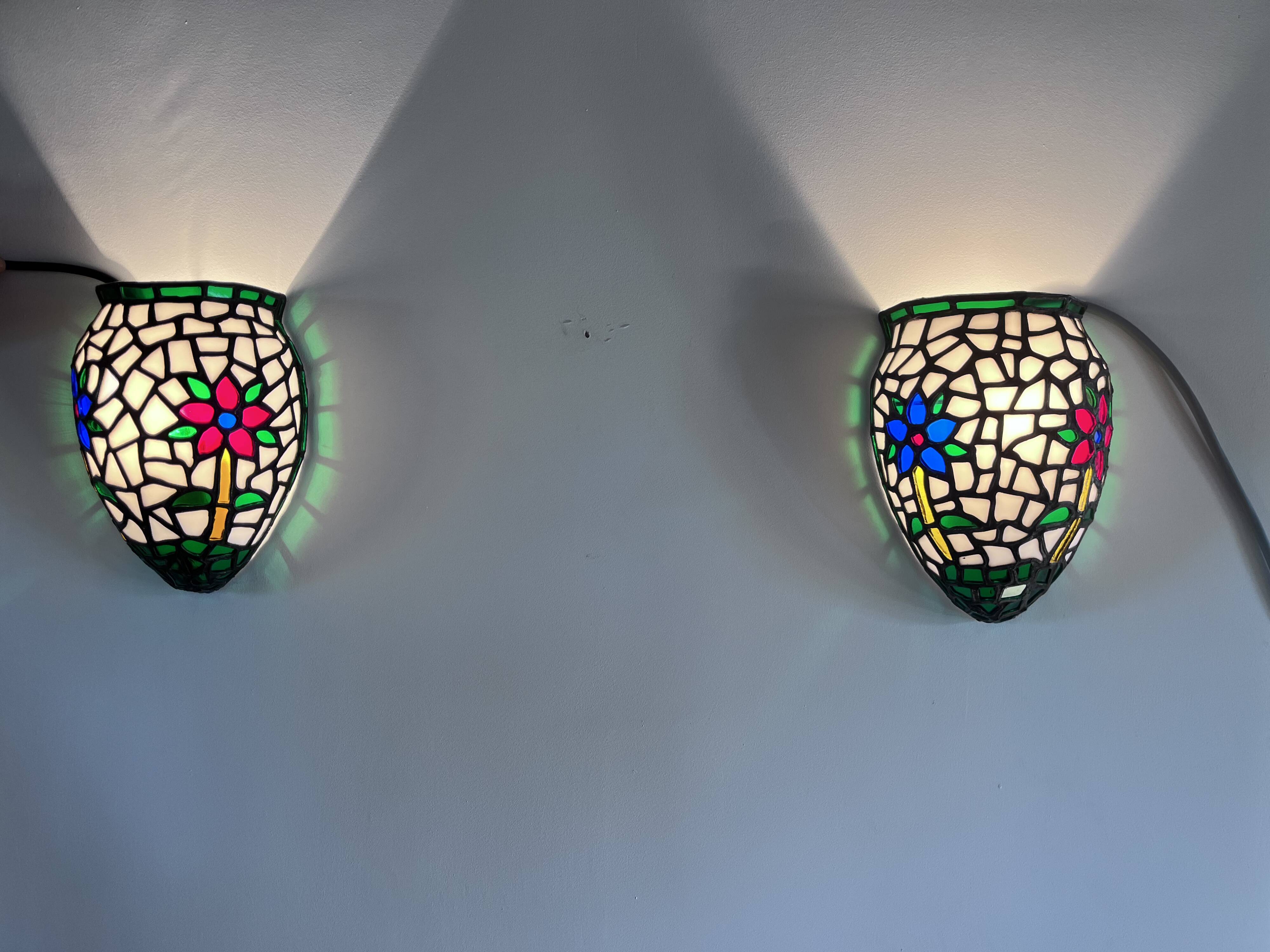 Paire d’appliques murales style Tiffany en mosaïque de verre coloré