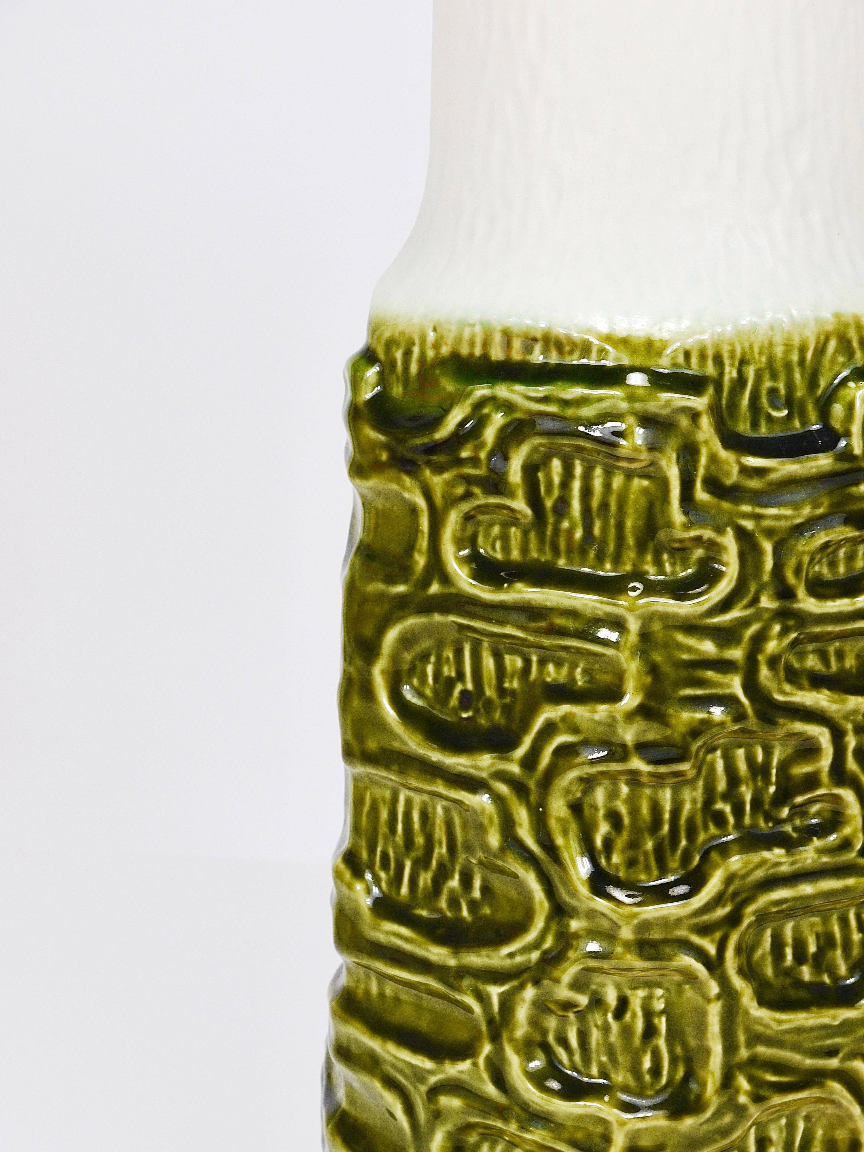 Grand vase de sol en terre cuite vert mousse olive brillant et blanc style Brutaliste Op-Art, Autriche, années 1970