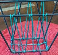 Metal magazine rack scoubidou