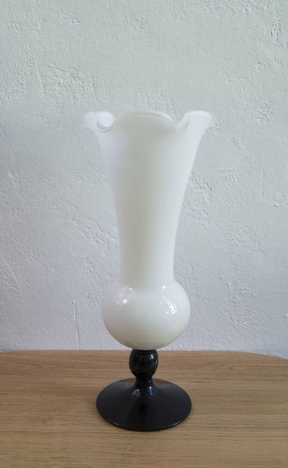 Vase vintage en verre opalin – Blanc et améthyste, années 1970/80