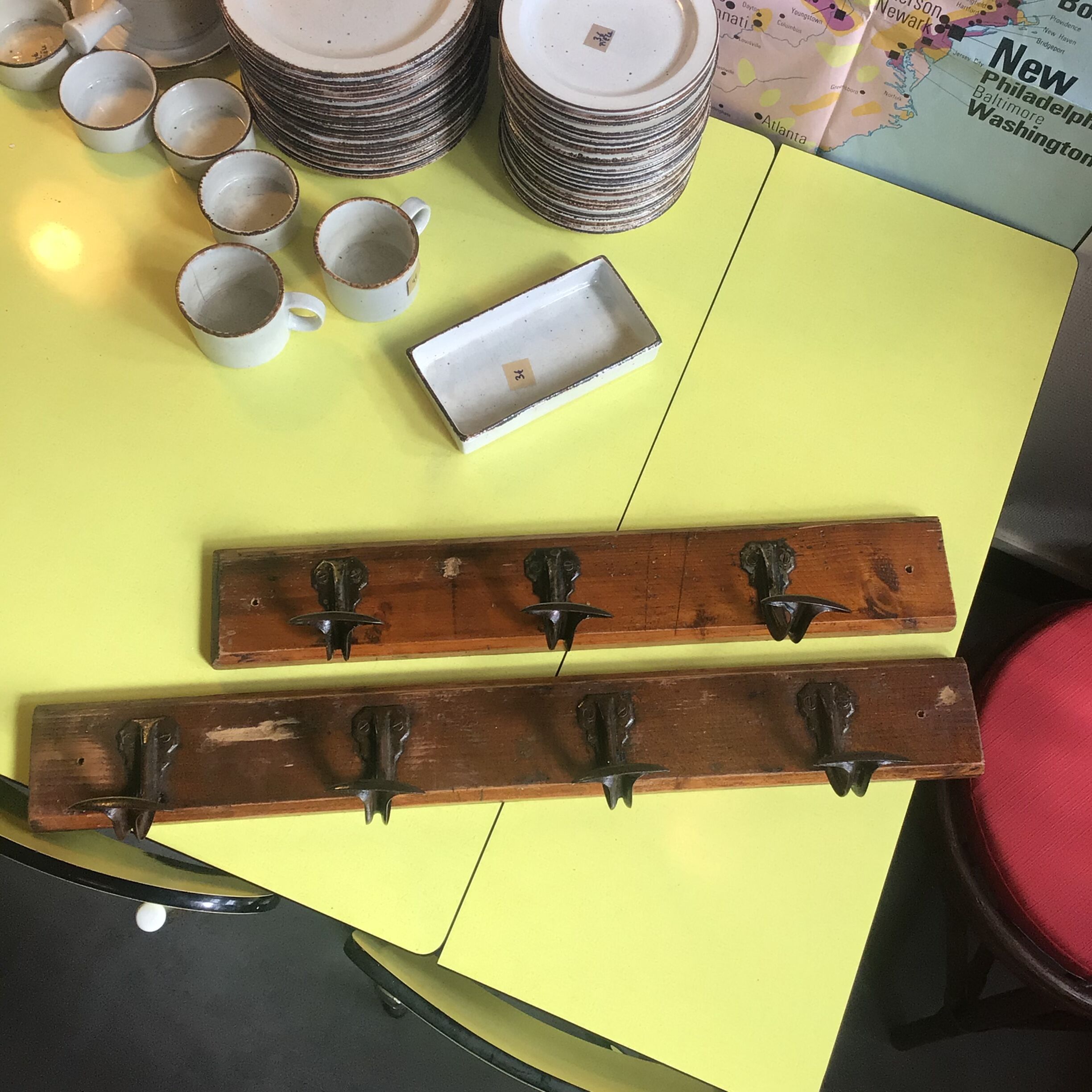 Paire de porte-manteaux d’ecole