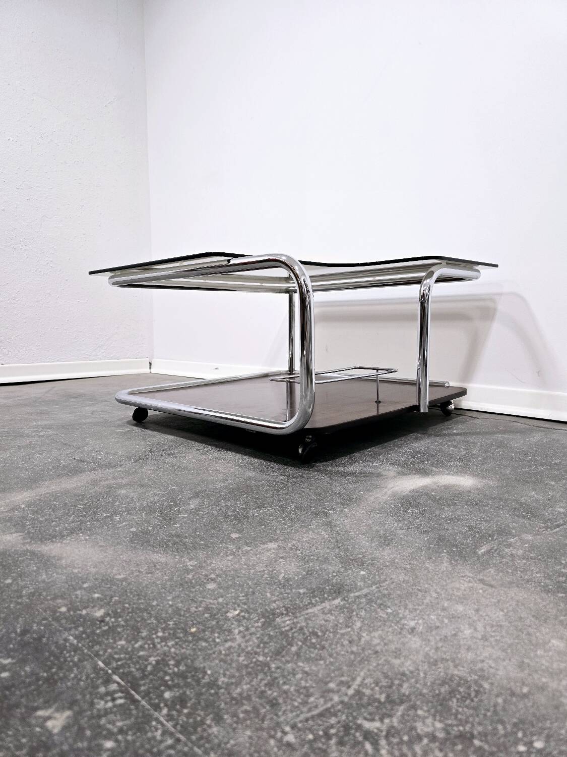 Table basse bauhaus en noyer des années 1970