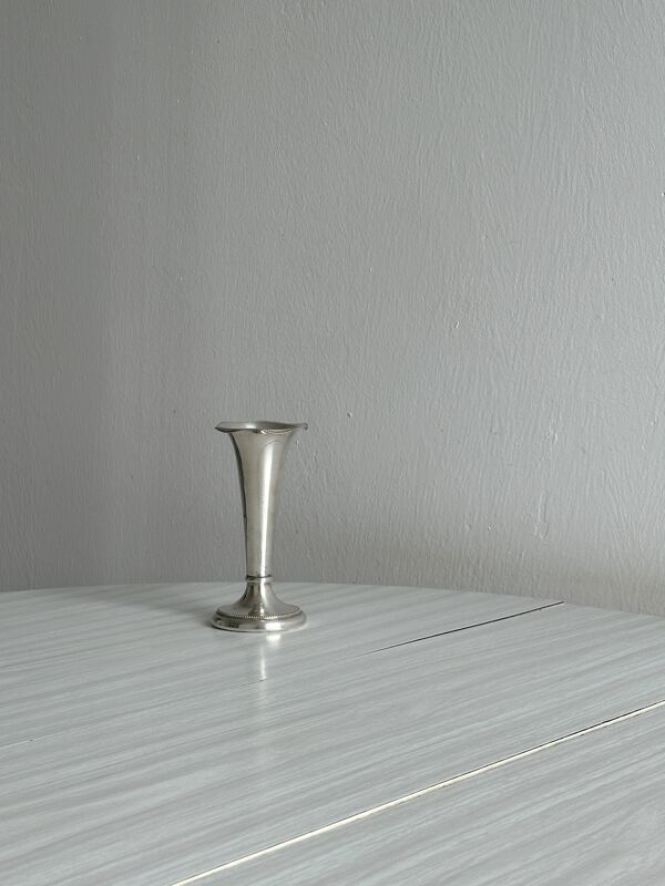 petit vase en métal argenté ancien