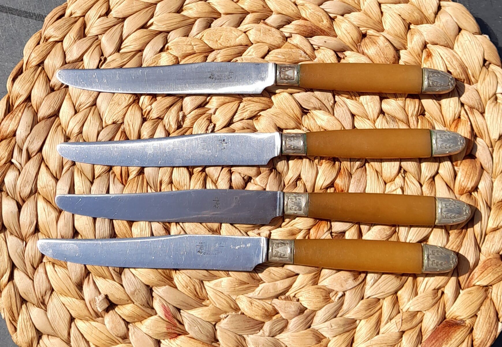 Ensemble de 4 couteaux anciens, manches en corne Selency