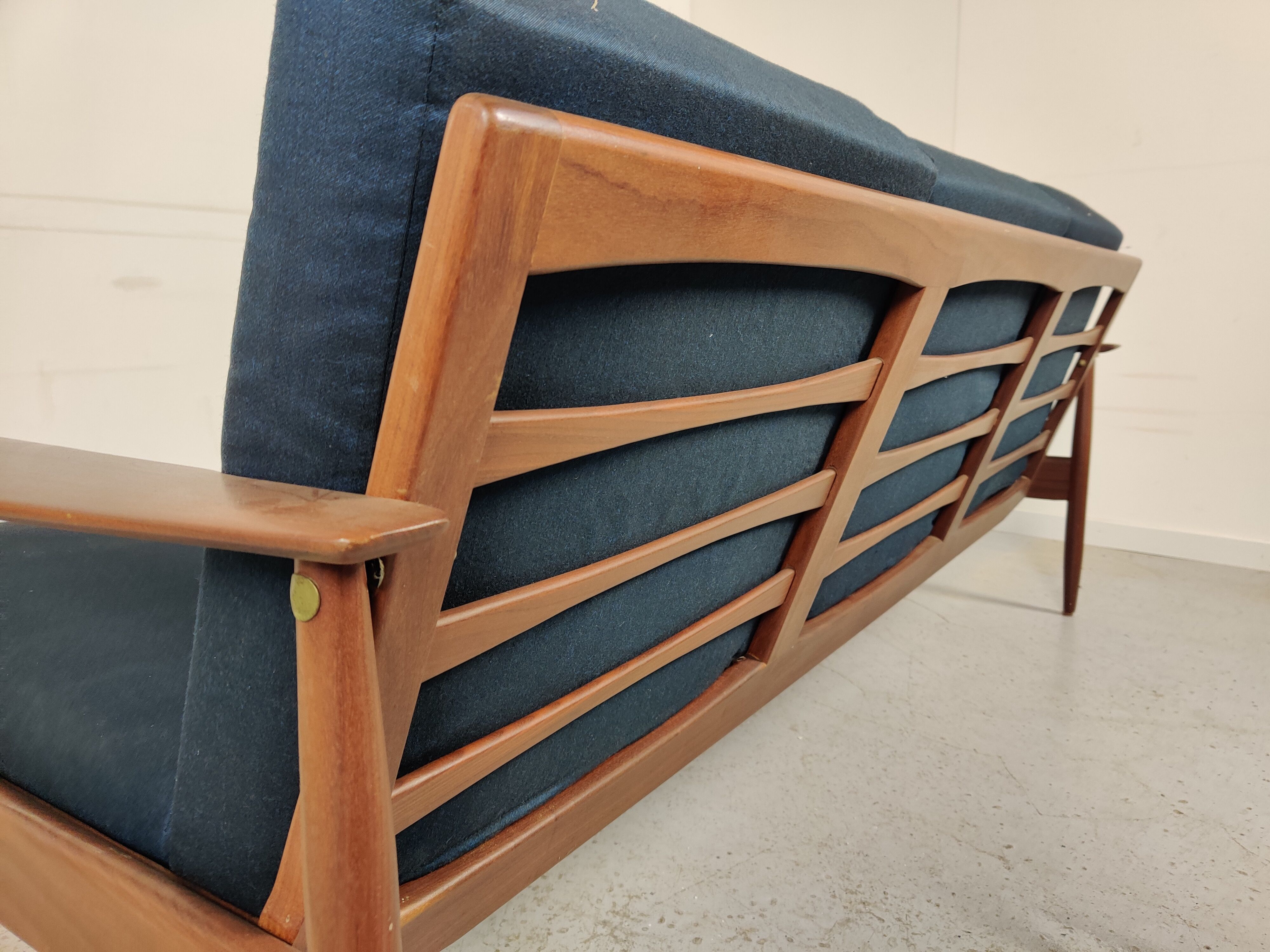 Canapé scandinave en afromosia années 60