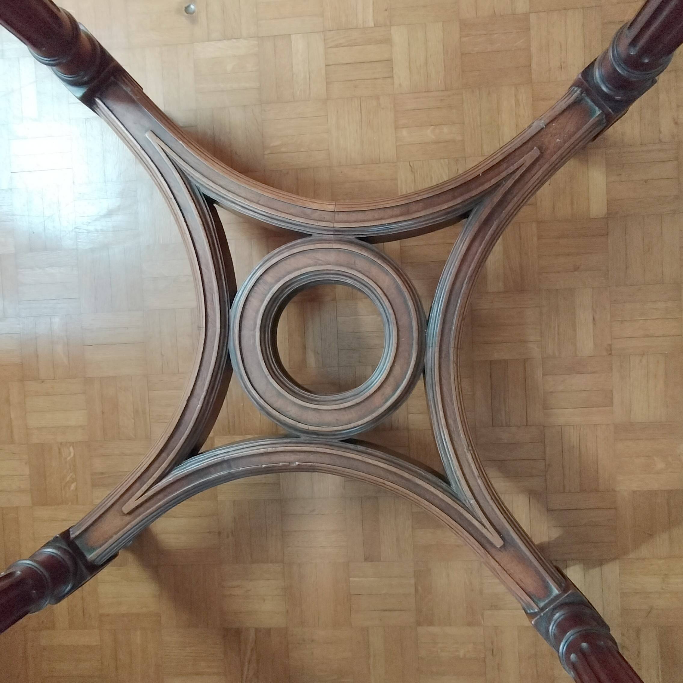 Oval centre table in solid mahogany from the Directoire, Empire period.