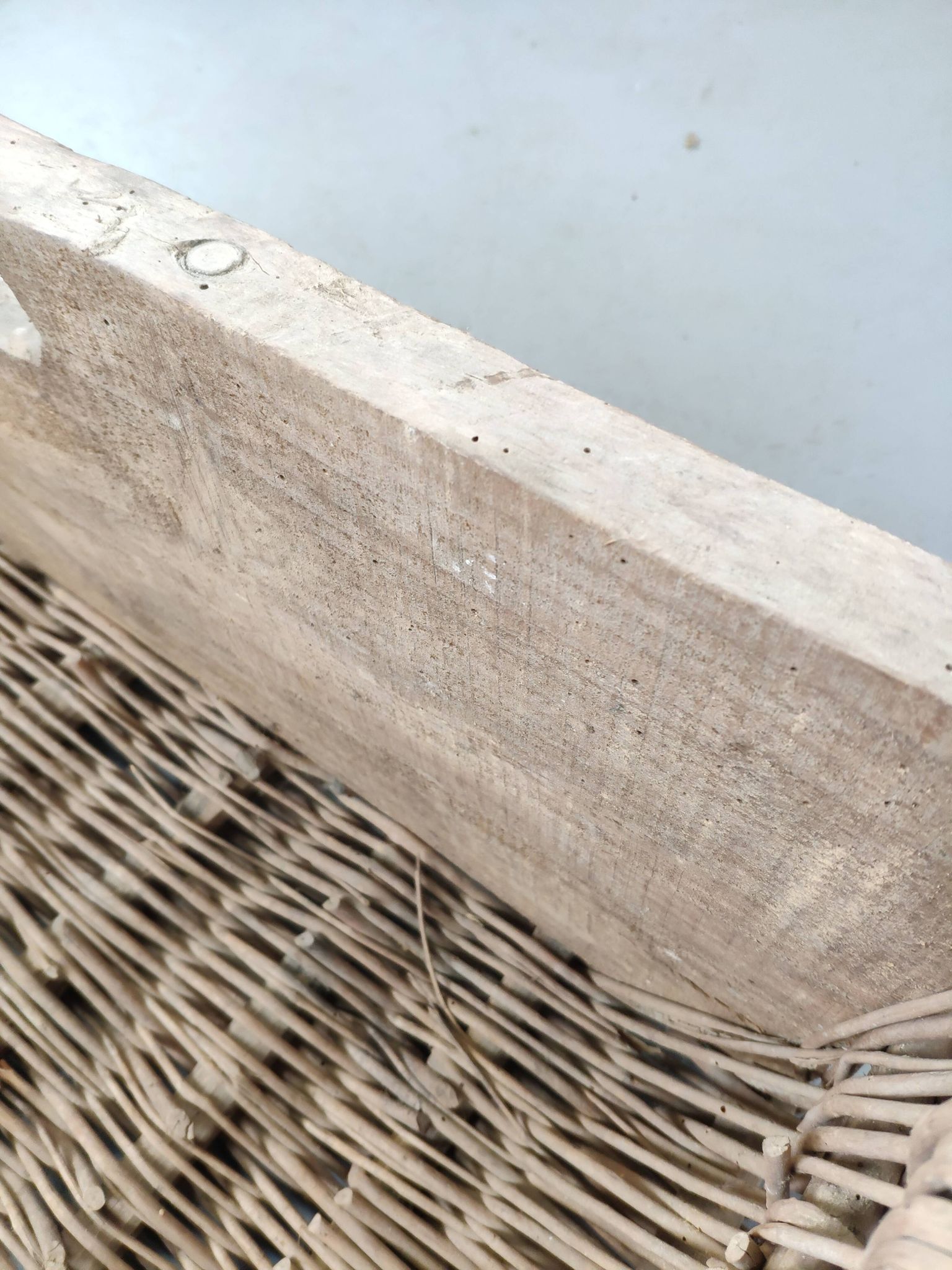 Lot de 2 anciens grands paniers à bûches bois et osier