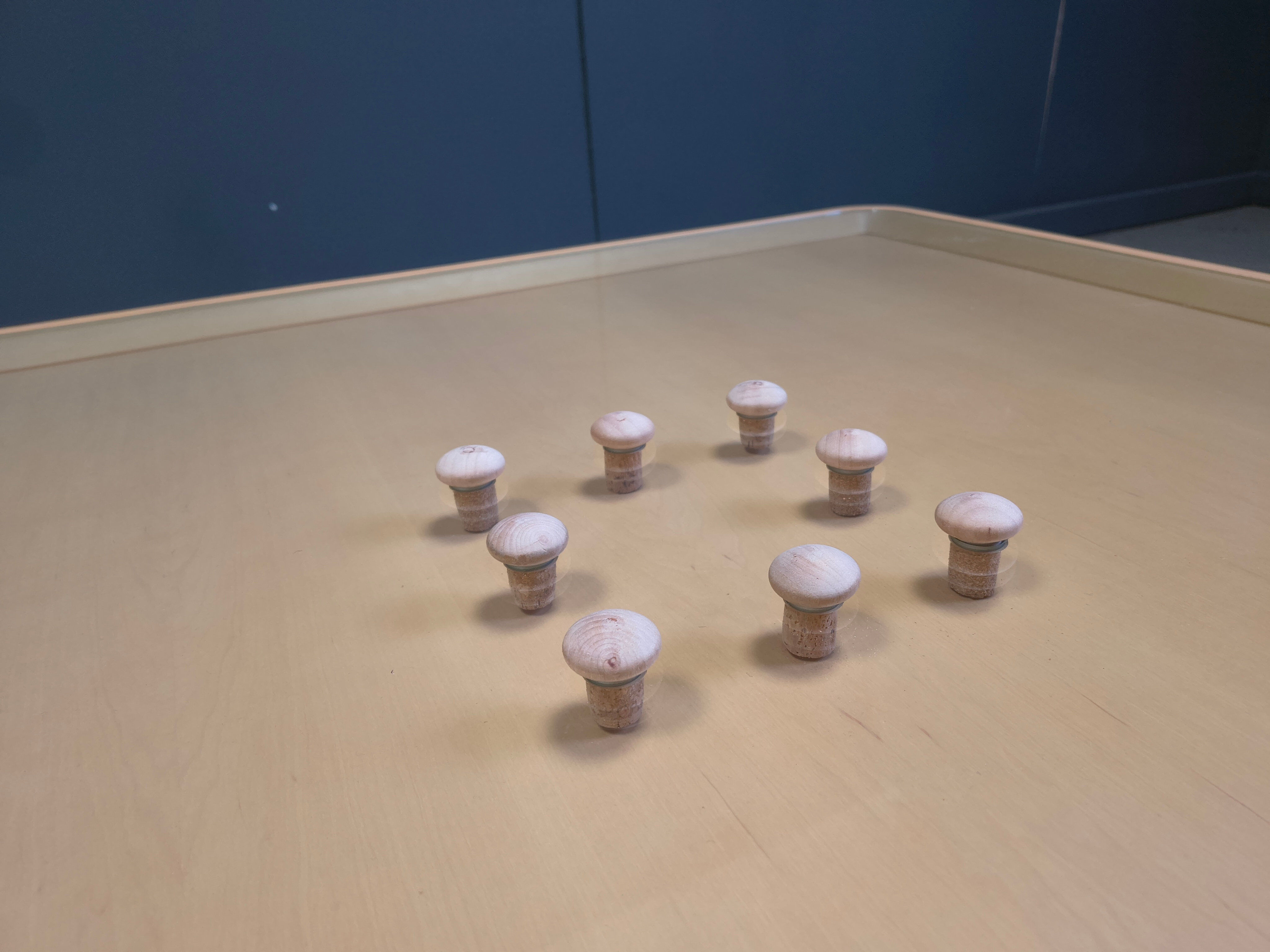 Table basse post-moderne en liège et en verre, années 1980