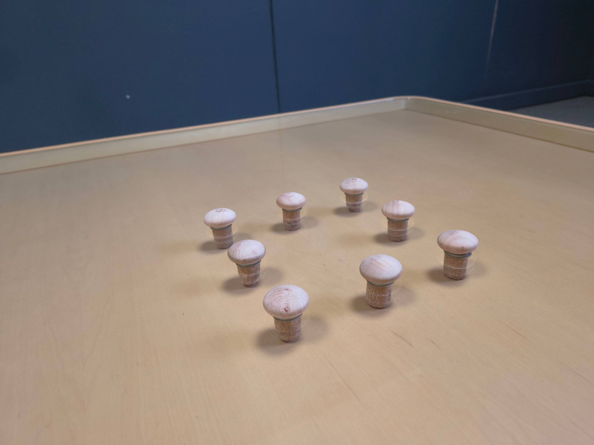 Table basse post-moderne en liège et en verre, années 1980