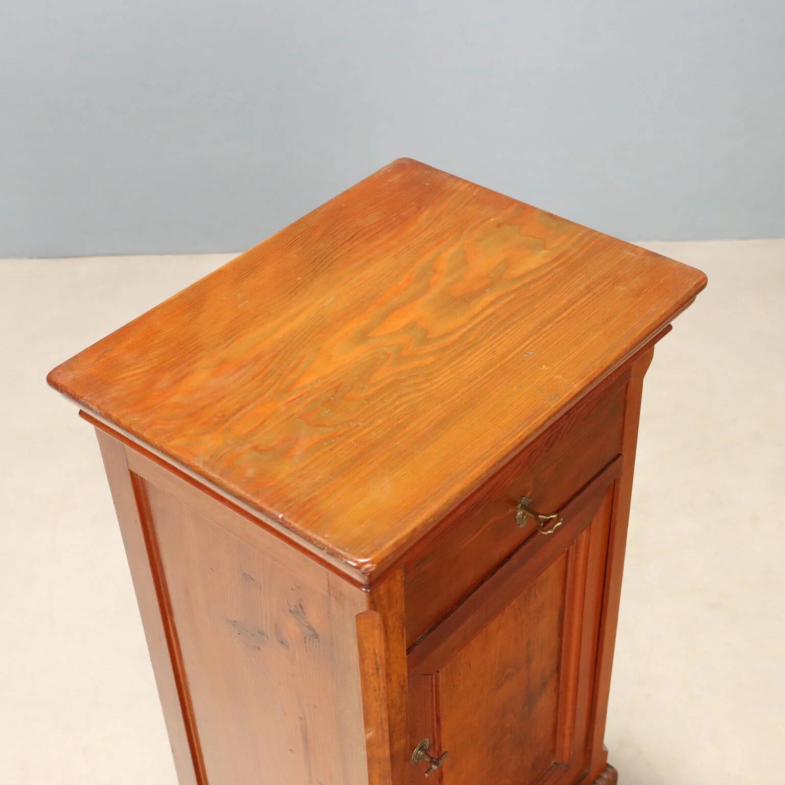 Table de chevet en mélèze - Italie fin XIXe siècle