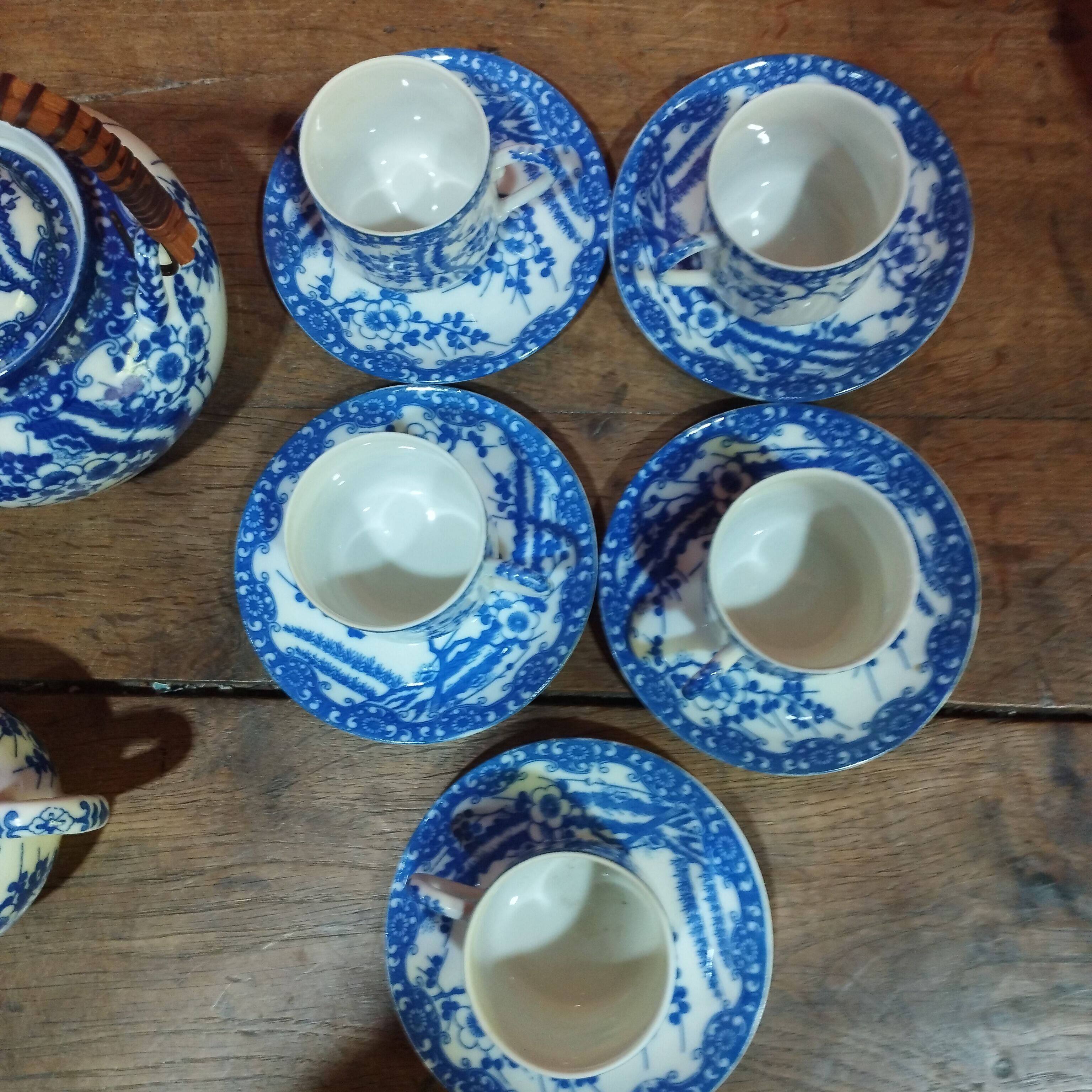 Japanese tea set consisting of 16 pieces in blue porcelain - floral motif