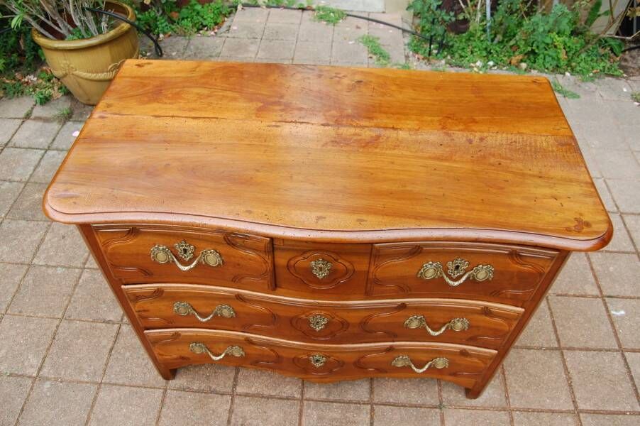 18th-century Louis XV period Parisian commode in walnut.