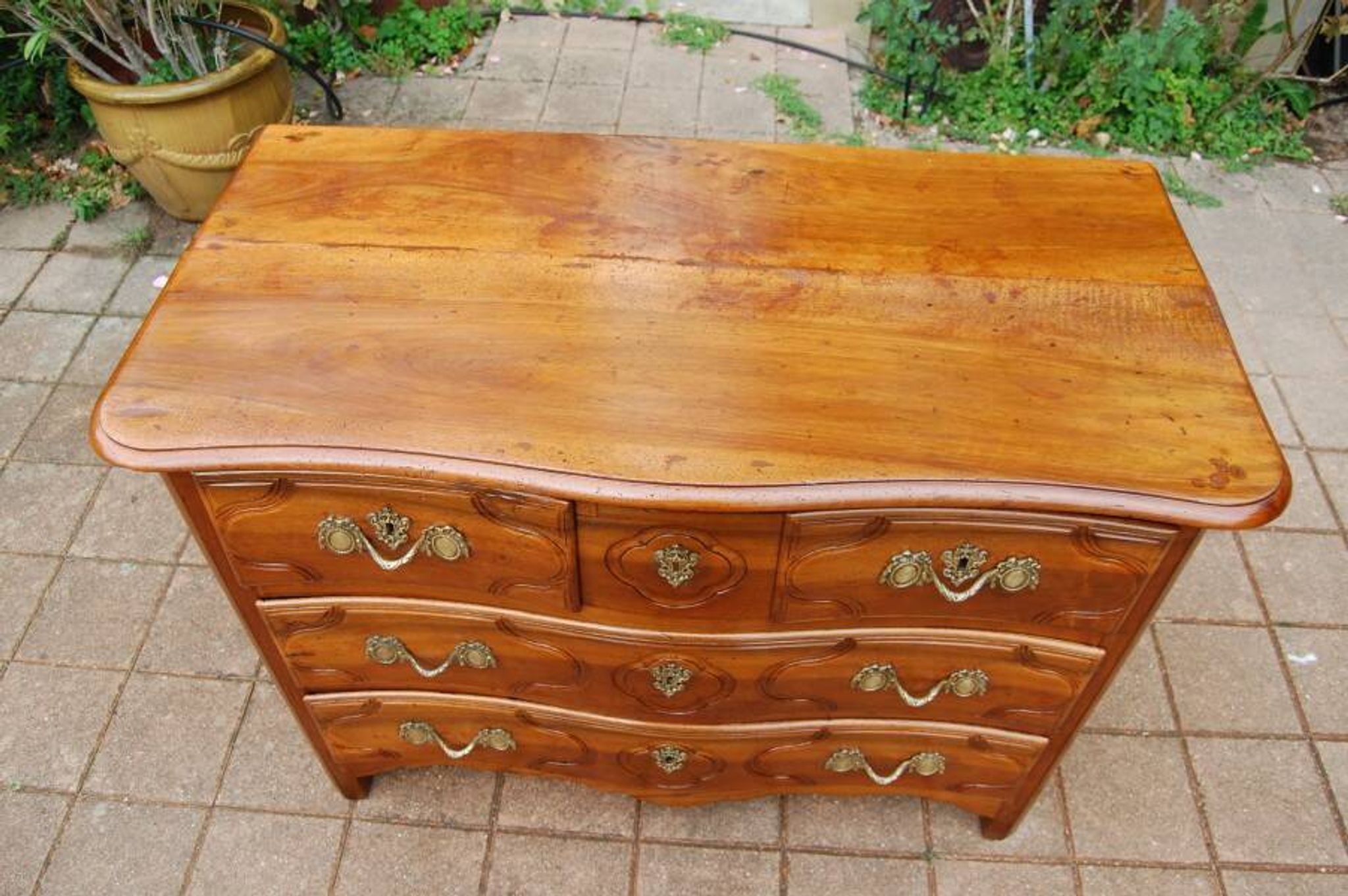 18th-century Louis XV period Parisian commode in walnut.