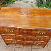 18th-century Louis XV period Parisian commode in walnut.