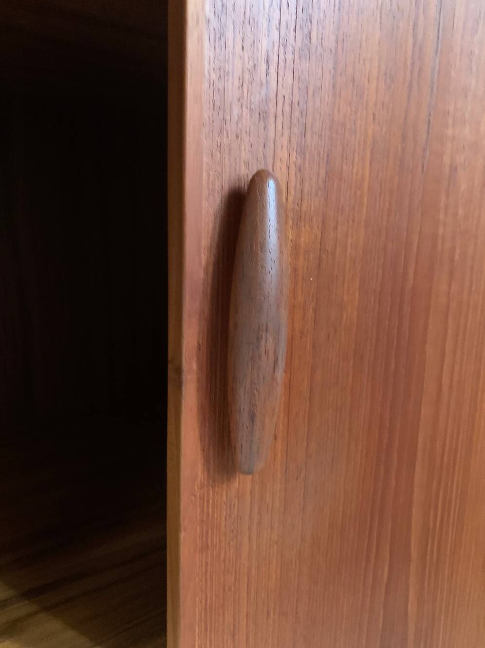 Armoire à rideau scandinave en teck vintage