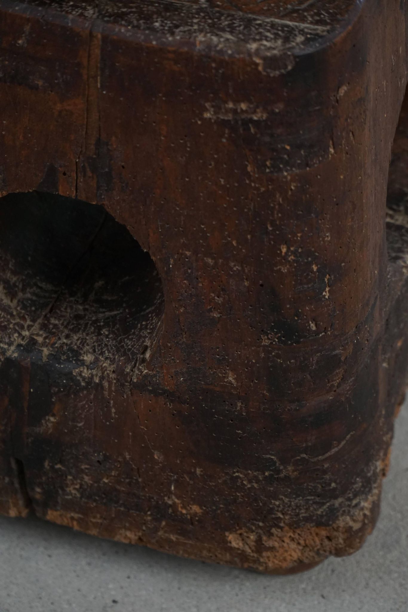 19th-century sculptural French wine press in solid wood / pedestal