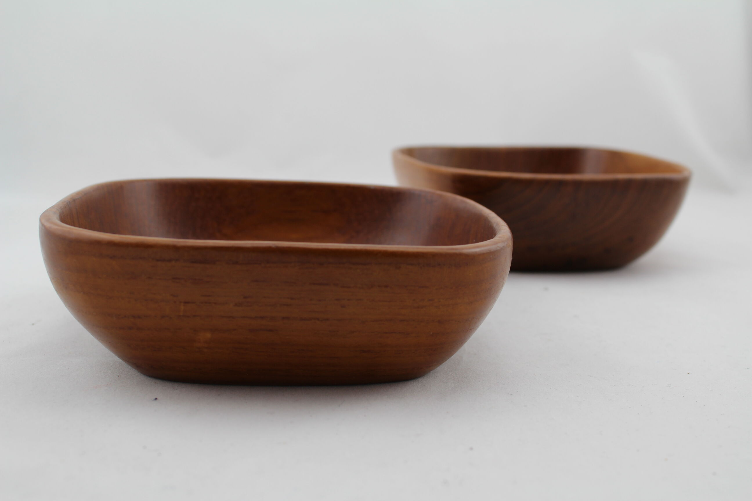 2 cups or empty pockets teak