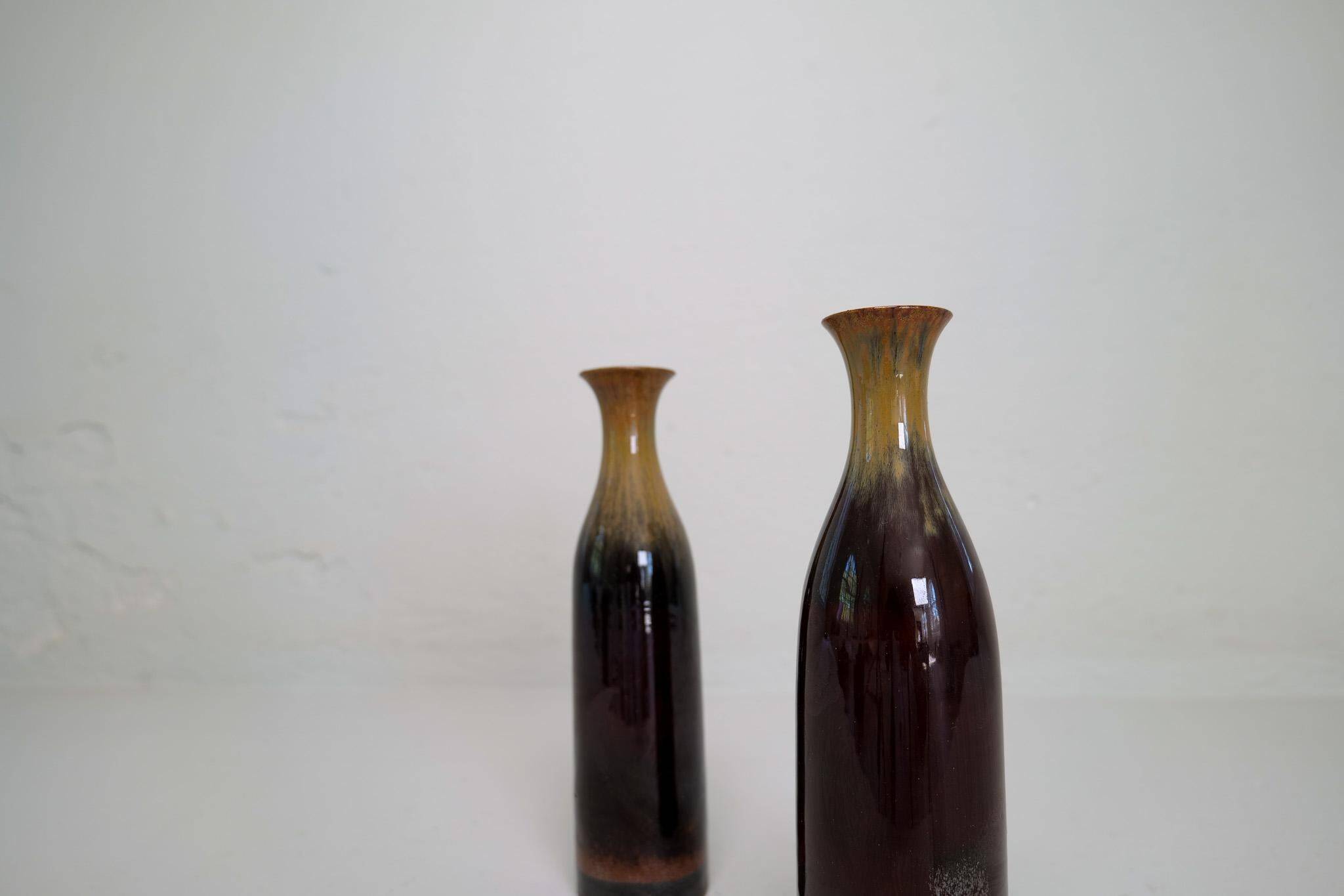 Modern Scandinavian pair of vases/bottles in ceramic by Carl-Harry Stålhane, Sweden.