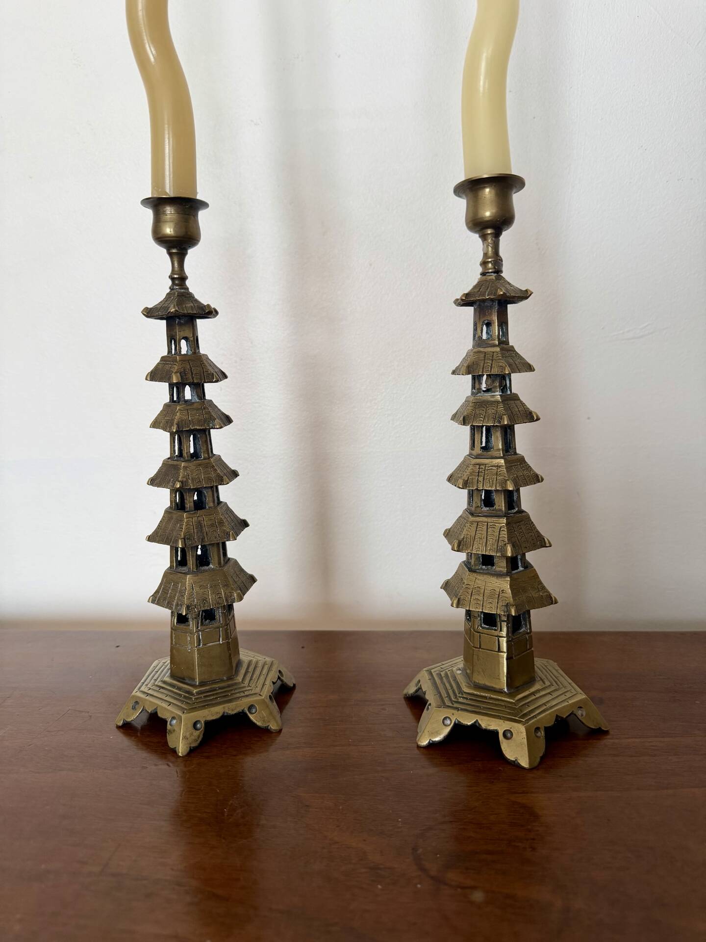 Pair of pagoda candlesticks in brass – Chinoiserie – 1960s-1970s