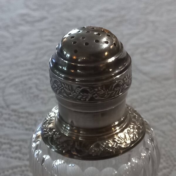 Saupoudreuse en cristal et argent massif, poinçon minerve et de maitre.